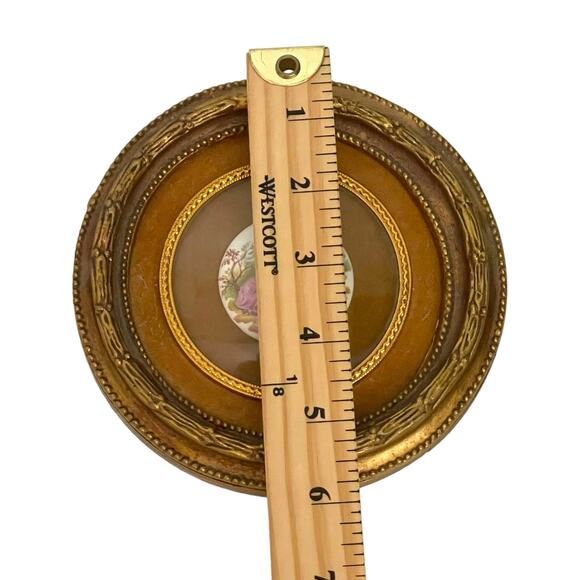 B & S Creations Cameo Framed Portrait Round in Gold Colored Frame - Picture 3 of 4